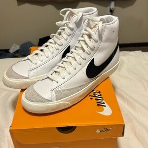 BRAND NEW Nike Blazer Mid